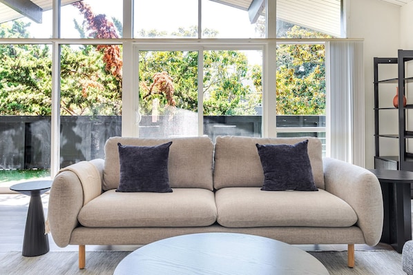 TV, stereo - Blueground | Crescent Park, view, nr Stanford (Palo Alto)