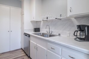 Fridge, microwave, oven, stovetop - Blueground | Crescent Park, view, nr Stanford (Palo Alto)