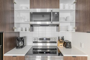 Fridge, microwave, oven, stovetop - Blueground | Old San Leandro, fitness center, nr Park (San Leandro)