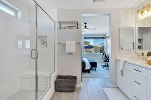シャワー、ヘアドライヤー、タオル、石鹸