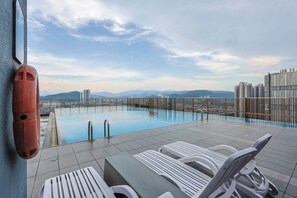 Outdoor pool - Heaven Suites (Kuala Lumpur)