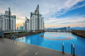 Outdoor pool - Heaven Suites (Kuala Lumpur)