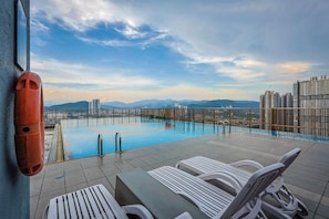 Outdoor pool - Heaven Suites (Kuala Lumpur)