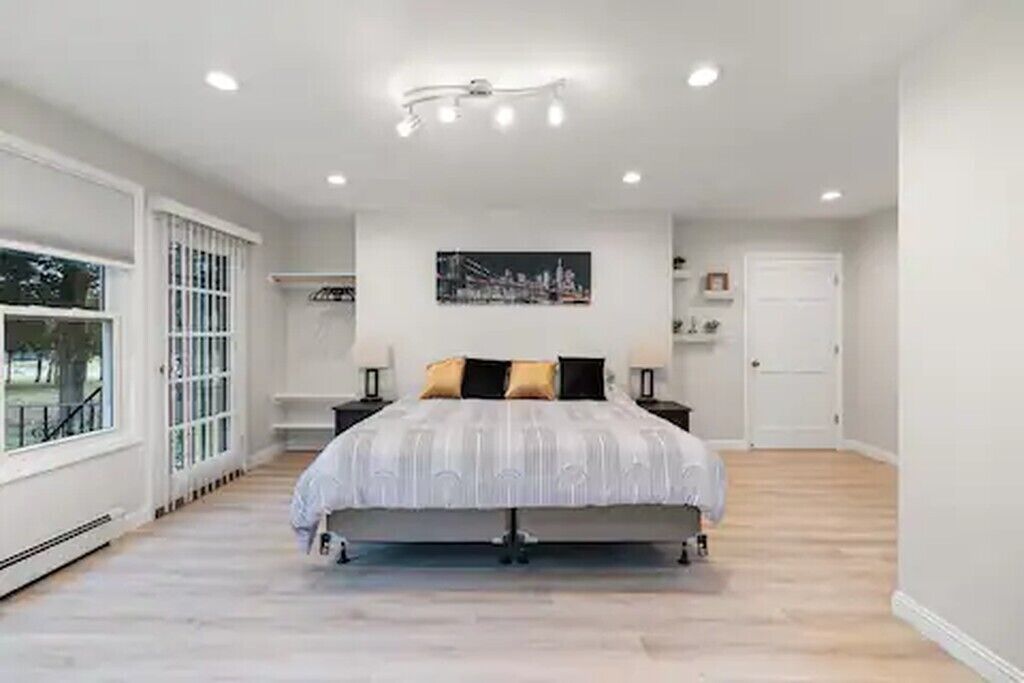 6 habitaciones, tabla de planchar con plancha y cuna de viaje 