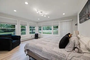 6 bedrooms, iron/ironing board, travel crib, free WiFi