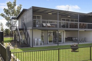 Exterior - Absolute Waterfront Bliss – Pet Friendly, Seperate living areas, Family Shack. (Pellaring Flat)