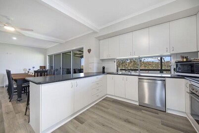 🌊 Absolute Waterfront Bliss – Pet Friendly Family Shack to Ski, Fish & Relax