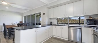 🌊 Absolute Waterfront Bliss – Pet Friendly Family Shack to Ski, Fish & Relax