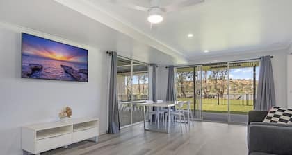 Absolute Waterfront Bliss â Pet Friendly, Seperate living areas, Family Shack.