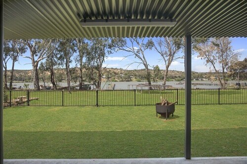 Absolute Waterfront Bliss – Pet Friendly, Seperate living areas, Family Shack.