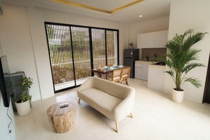 Deluxe Suite | Living area | Flat-screen TV - Villa Bikini Top (Kerobokan)