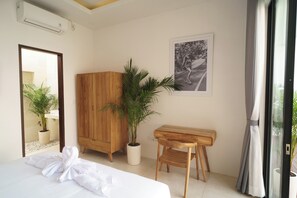 奢华套房, 庭院景观 | 办公桌、笔记本电脑工作区、熨斗/熨板、免费 WiFi