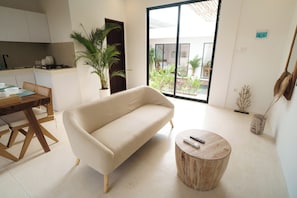 Luxury Suite, Courtyard View | Living area
