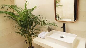 Regadera, amenidades de baño gratuitas, secadora de cabello, batas