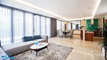 Deluxe Villa, Balcony, Lake View | Living area