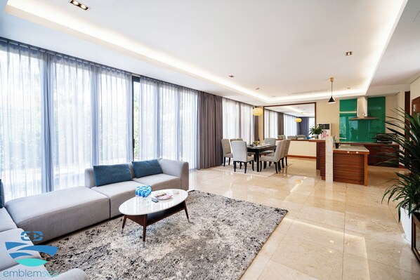 Una sala moderna con sofá, mesa de centro y comedor.
