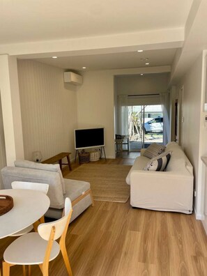 Unclassified image, 5 of 18, button - The Art Gallery.Boreen Pt Boutique Accommodation (Boreen Point)