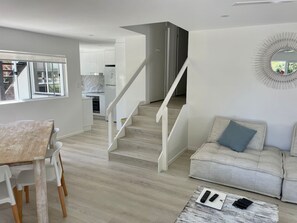 TV - UNIT 3, Henderson,sunshine beach,100m beach, (Sunshine Beach)