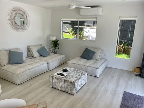 UNIT 3, Henderson,sunshine beach,100m beach,