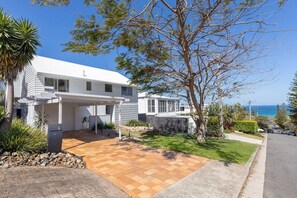 Exterior - `WHITE BEACH HOUSE` High on Belmore, PETS welcome (Sunshine Beach)