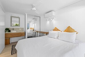 3 bedrooms, iron/ironing board, WiFi - `WHITE BEACH HOUSE` High on Belmore, PETS welcome (Sunshine Beach)