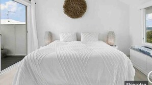 Room - `WHITE BEACH HOUSE` High on Belmore, PETS welcome (Sunshine Beach)