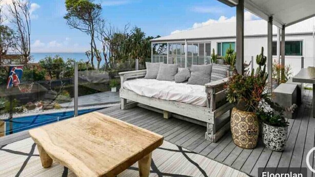 Outdoor dining - `WHITE BEACH HOUSE` High on Belmore, PETS welcome (Sunshine Beach)