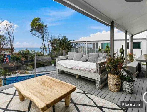 `WHITE BEACH HOUSE` High on Belmore, PETS welcome