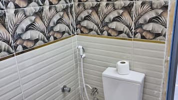 Hårtørrer, håndklæder, Sæbe, Toiletpapir