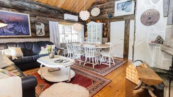 Een televisie en een open haard