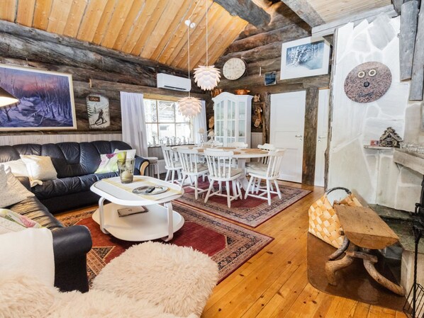 Een televisie en een open haard