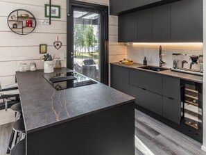 Kühlschrank, Mikrowelle, Geschirrspüler, Kochgeschirr/Geschirr/Besteck