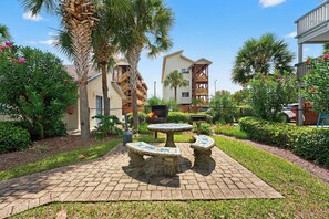 Outdoor dining - Urban Jungle Themed Apt - Shared Pool - Queen Bed (Panama City Beach)