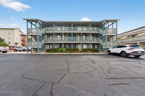Exterior - Urban Jungle Themed Apt - Shared Pool - Queen Bed (Panama City Beach)