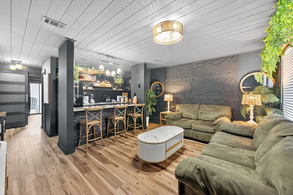 TV - Urban Jungle Themed Apt - Shared Pool - Queen Bed (Panama City Beach)