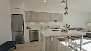 Interior - Resort-style Waterfront Condo with Large Terrace, Pool, Hot Tub & Gym (Kelowna)