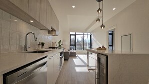 Fridge, microwave, oven, stovetop - Resort-style Waterfront Condo with Large Terrace, Pool, Hot Tub & Gym (Kelowna)