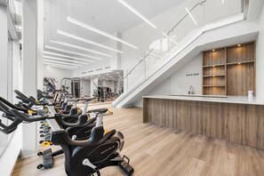 Fitness facility - Resort-style Waterfront Condo with Large Terrace, Pool, Hot Tub & Gym (Kelowna)