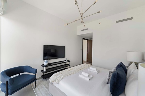 Desk, iron/ironing board, WiFi, bed sheets