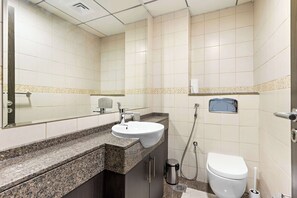 Shower, hair dryer, towels