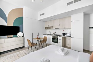 Desk, iron/ironing board, WiFi, bed sheets