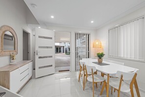 Dining - Elegant Townhouse Near Bne Entertainment Centre (Brisbane)