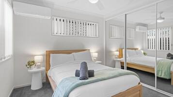 4 bedrooms, desk, iron/ironing board, WiFi