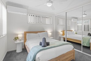 4 bedrooms, desk, iron/ironing board, WiFi - Elegant Townhouse Near Bne Entertainment Centre (Brisbane)