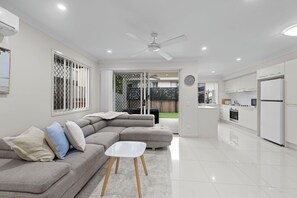 TV - Elegant Townhouse Near Bne Entertainment Centre (Brisbane)