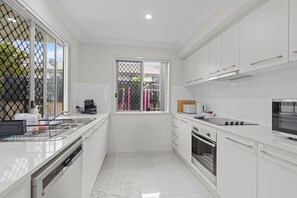Fridge, microwave, oven, stovetop - Elegant Townhouse Near Bne Entertainment Centre (Brisbane)