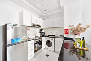 Geladeira, micro-ondas, fogão, cooktop