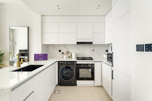 ثلاجة، ميكروويف، فرن، موقد طهي مسطح