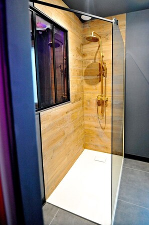 Shower, jetted tub, hair dryer, towels