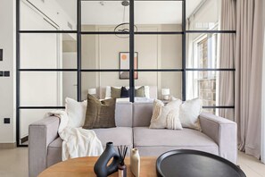 2 bedrooms, desk, iron/ironing board, WiFi